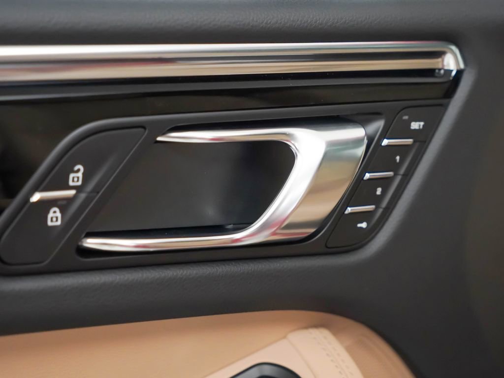 Certified 2026 Porsche Macan AWD/4WD image 22