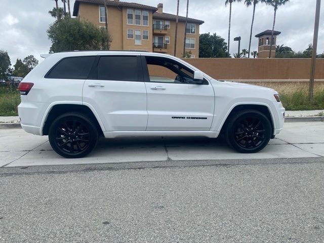 Used 2018 Jeep Grand Cherokee Altitude AWD/4WD image 6