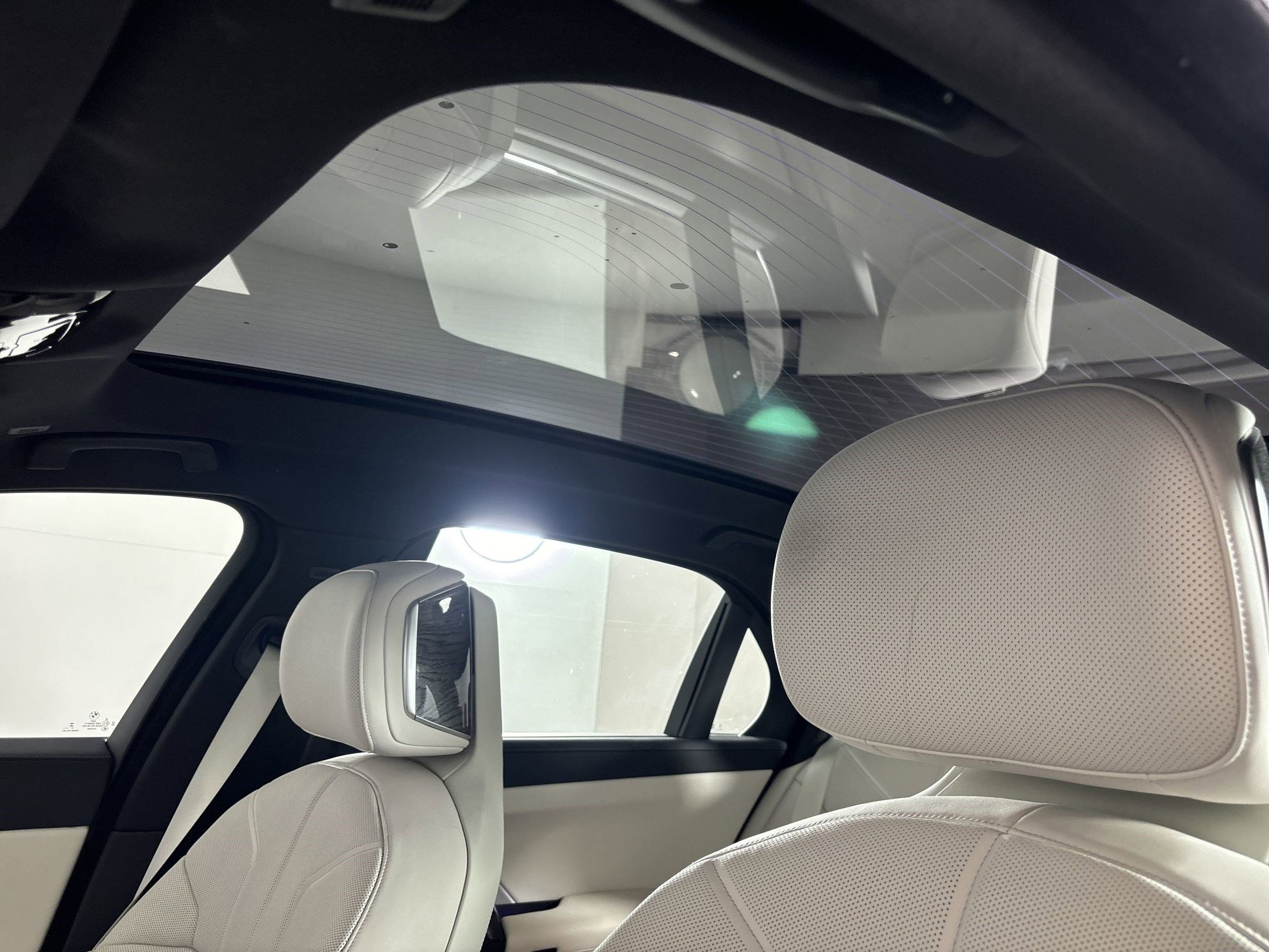 Certified 2024 BMW i7 xDrive60 w/ Premium Package image 22