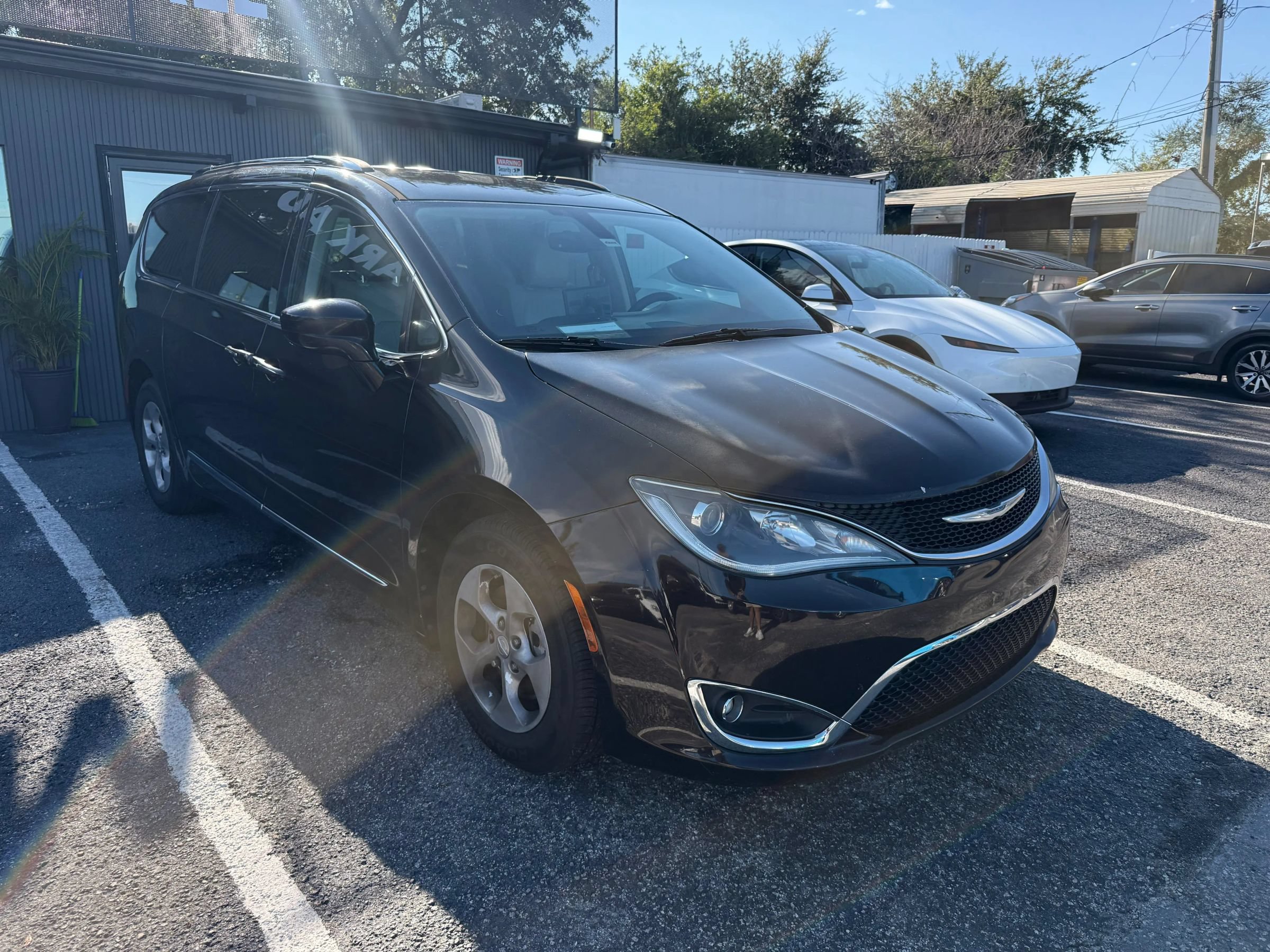 Used 2017 Chrysler Pacifica Touring-L Plus FWD image 3