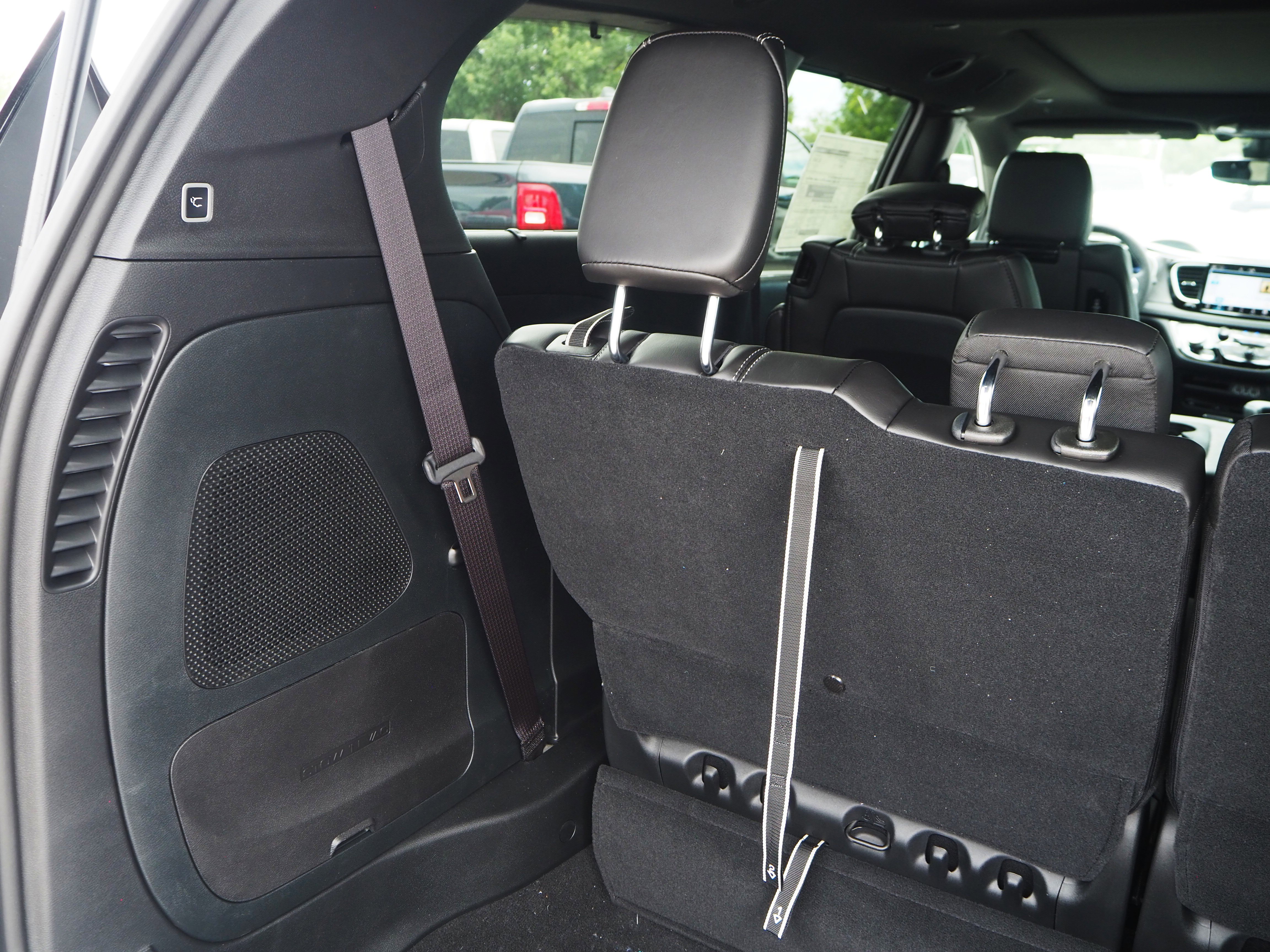 New 2025 Chrysler Pacifica Select w/ Uconnect Theater Family Group FWD image 11
