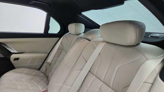 Used 2025 BMW 740i xDrive image 29