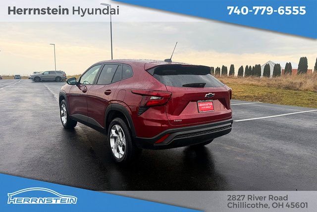 Used 2025 Chevrolet Trax LS w/ LS Convenience Package image 5