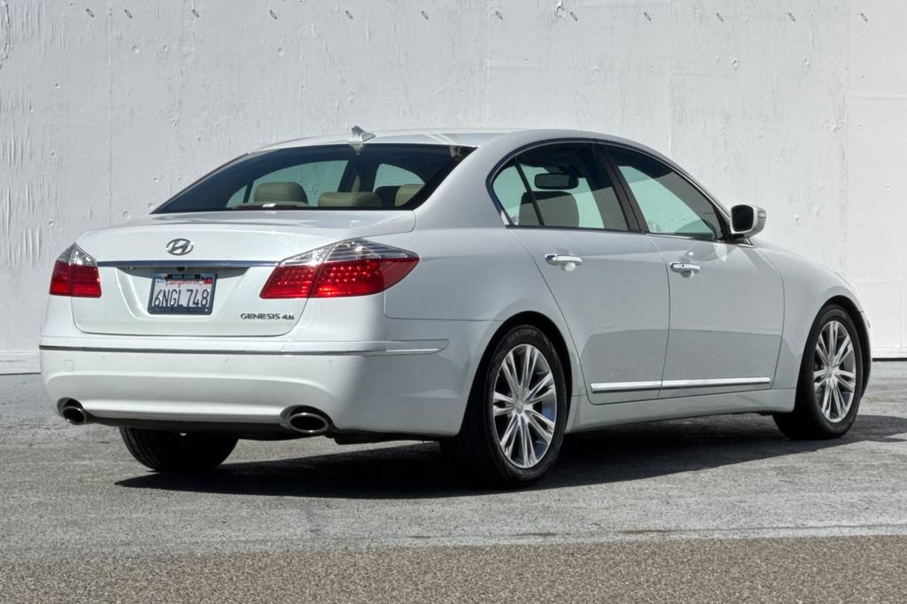 Used 2010 Hyundai Genesis 4.6 w/ Technology Pkg 5 RWD image 3