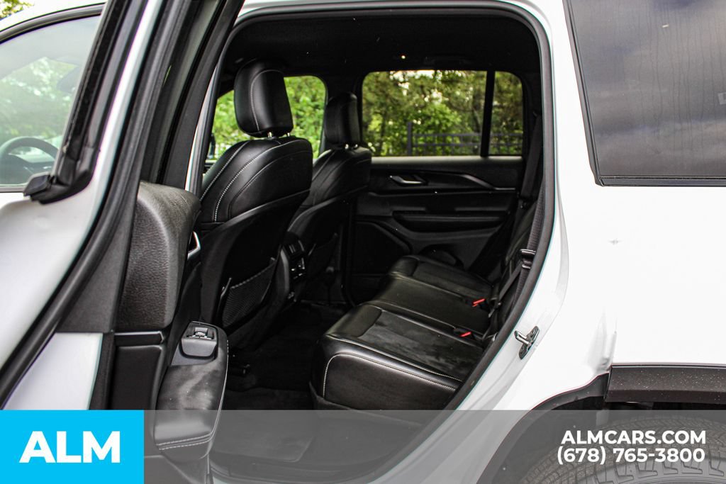 Used 2025 Jeep Grand Cherokee Altitude AWD/4WD image 17