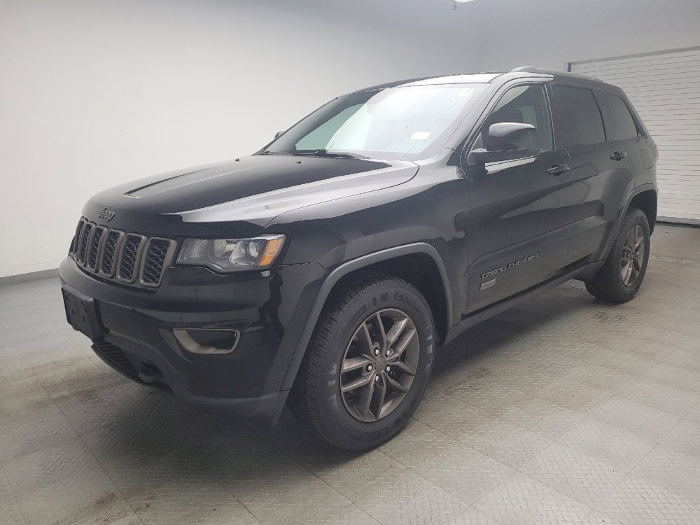 Used 2017 Jeep Grand Cherokee Laredo AWD/4WD image 2