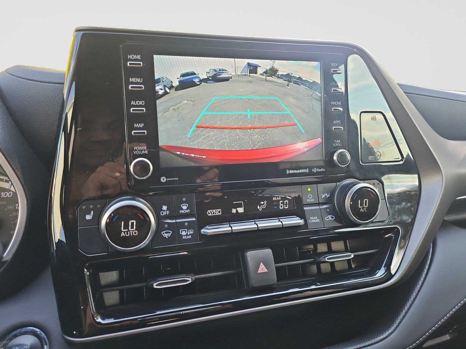 Used 2022 Toyota Highlander XLE FWD image 28