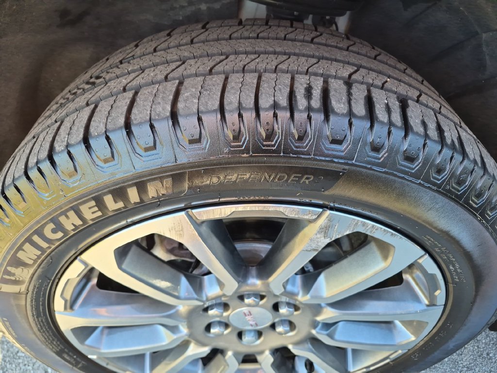 Used 2023 GMC Acadia Denali w/ Denali Technology Package AWD/4WD image 9