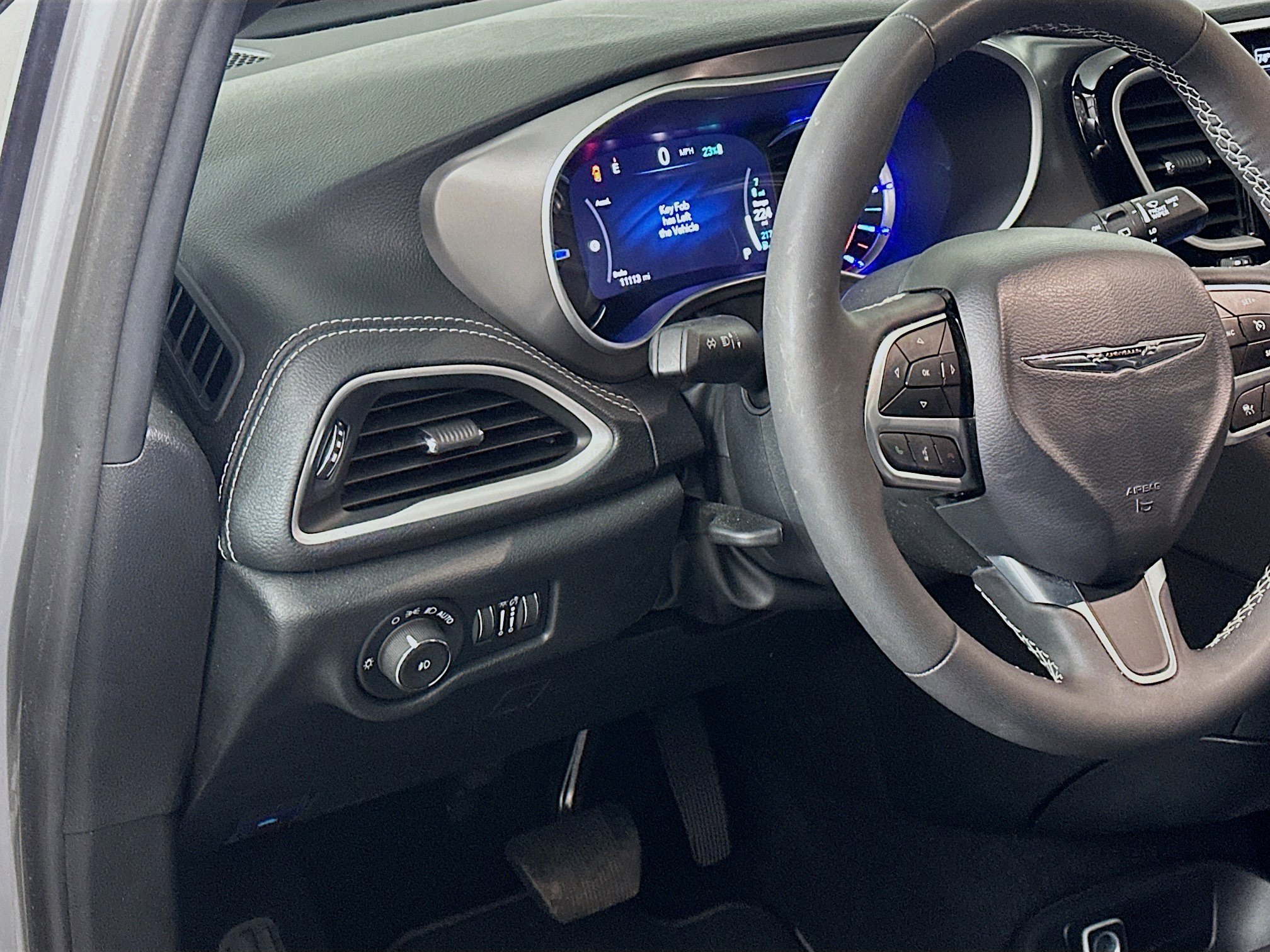 Used 2025 Chrysler Pacifica Select image 17