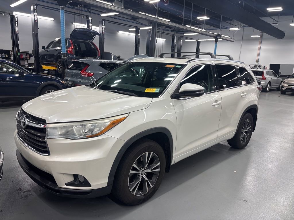 Used 2016 Toyota Highlander XLE AWD/4WD image 1