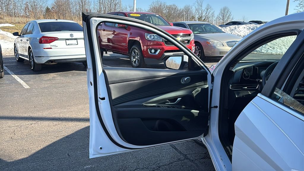 Used 2025 Hyundai Elantra SEL image 11