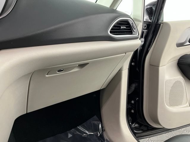 Used 2024 Chrysler Pacifica Touring-L FWD image 39