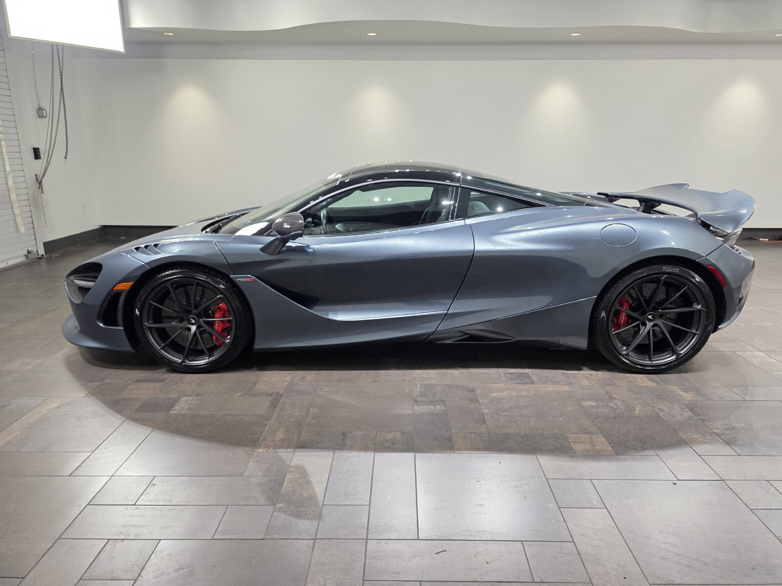 Used 2024 McLaren 750S RWD image 3