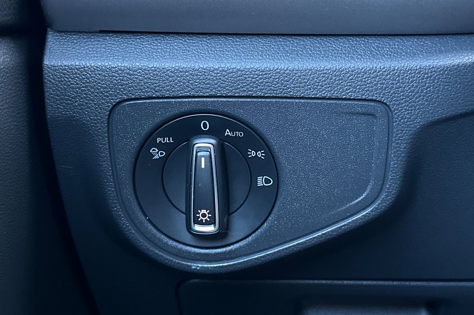 Used 2020 Volkswagen Atlas Cross Sport SE w/ Panoramic Sunroof Package image 28