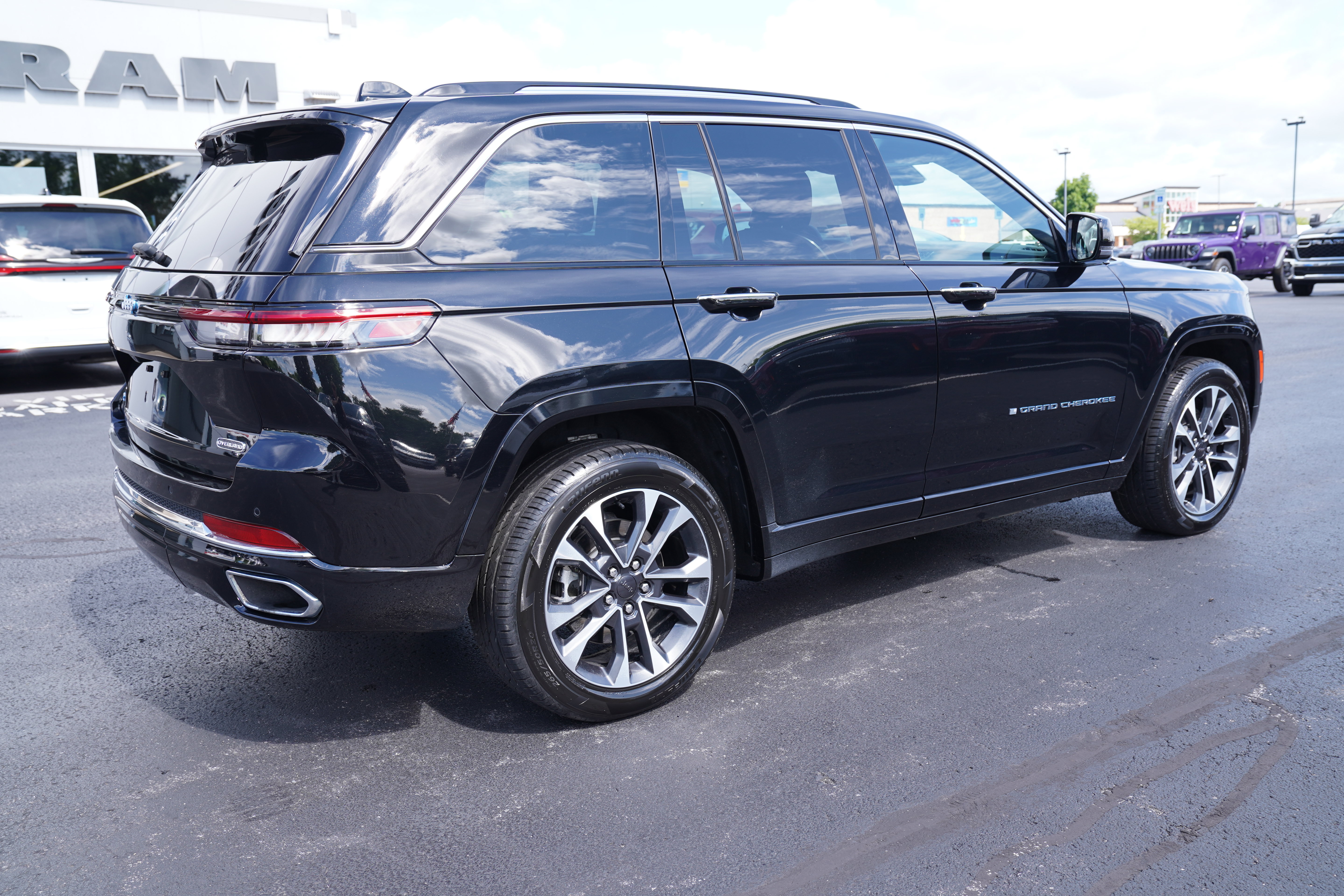 Certified 2023 Jeep Grand Cherokee Overland w/ Luxury Tech Group IV AWD/4WD image 3