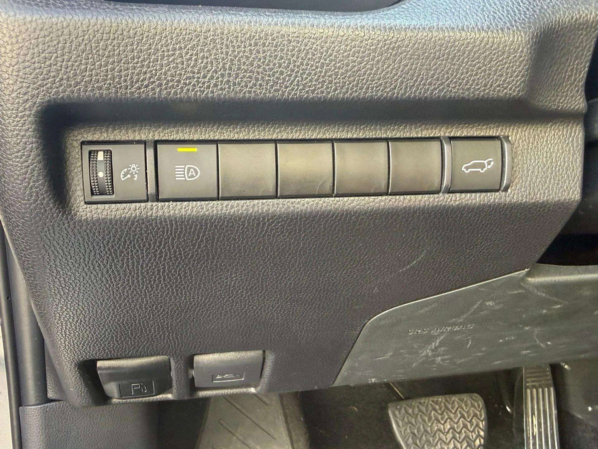 Used 2025 Toyota RAV4 XLE w/ Convenience Package FWD image 31