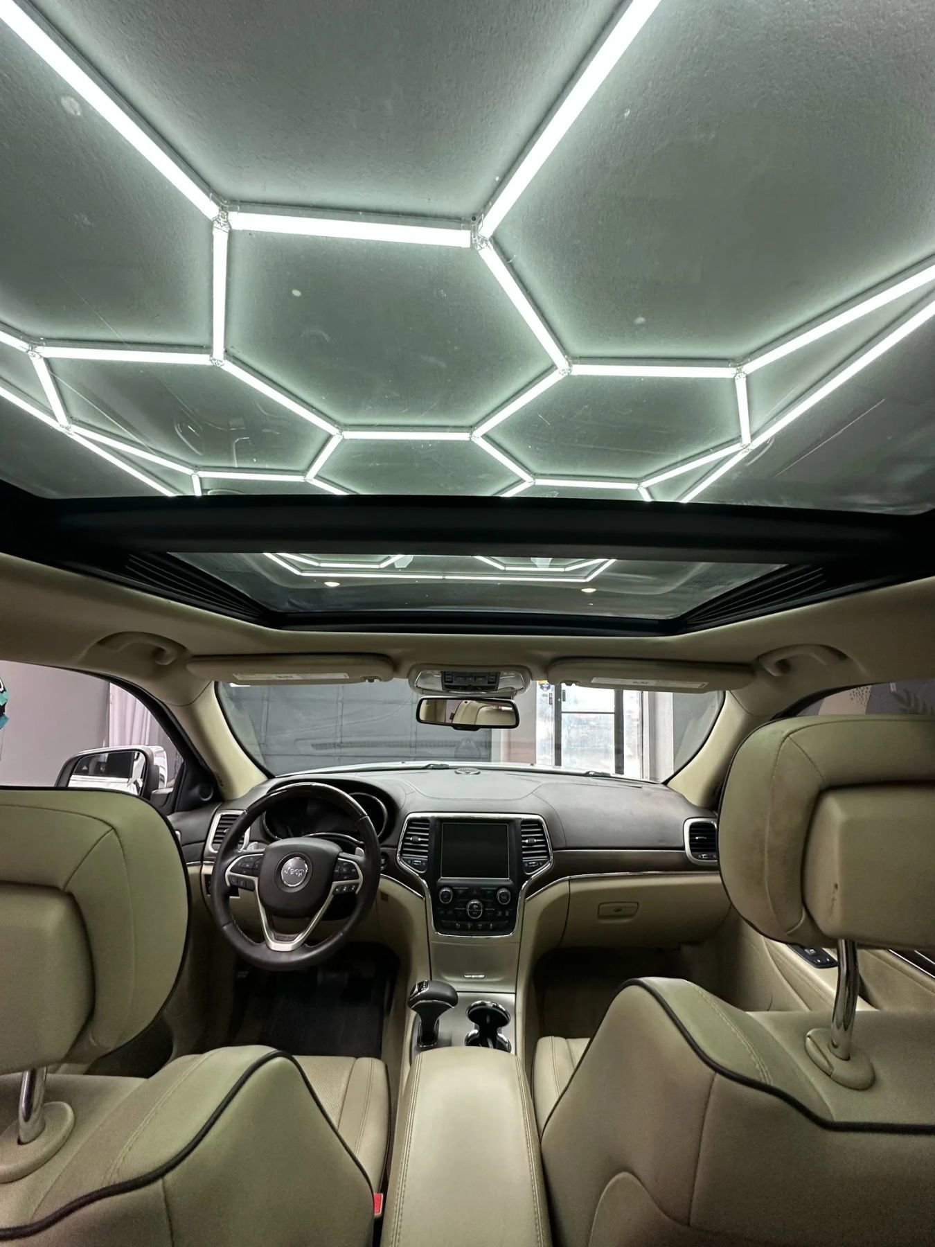 Used 2014 Jeep Grand Cherokee Overland w/ Advanced Technology Group image 28