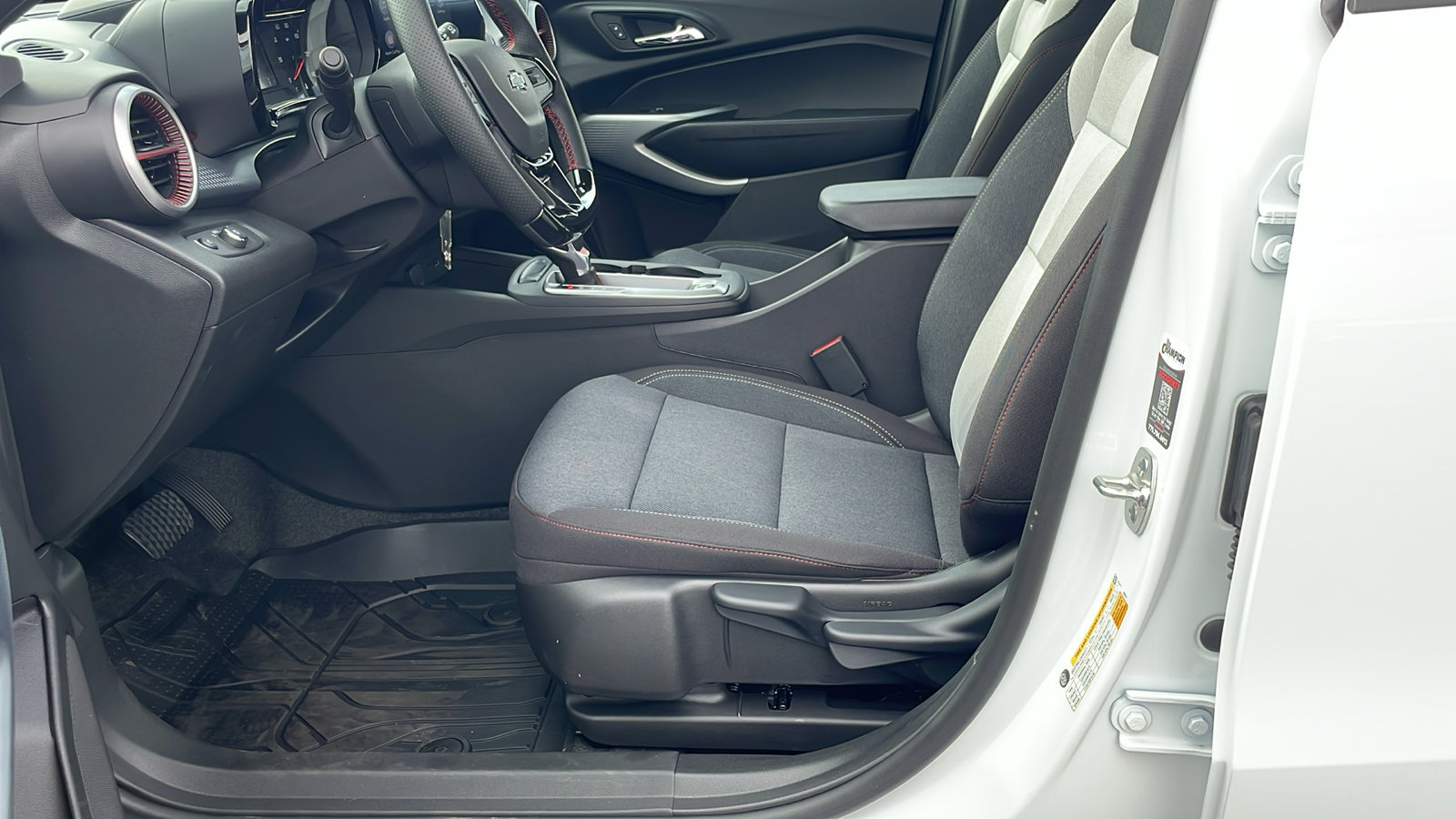 New 2026 Chevrolet Trax RS w/ Sunroof Package FWD image 28