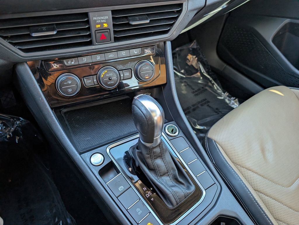 Used 2019 Volkswagen Jetta SEL Premium image 16