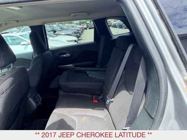 Used 2017 Jeep Cherokee Latitude AWD/4WD image 17