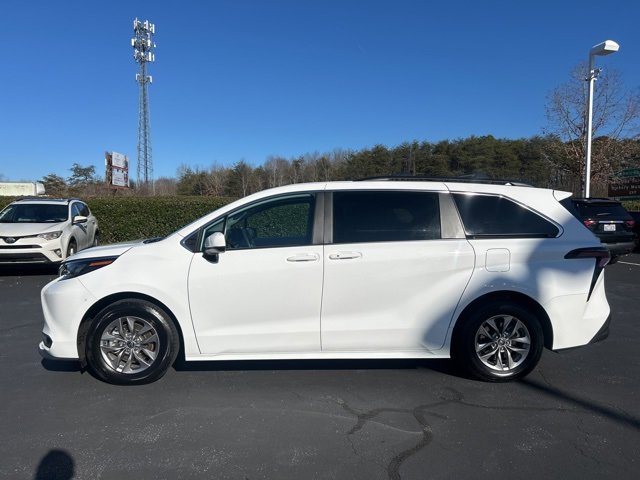 Used 2025 Toyota Sienna LE image 10