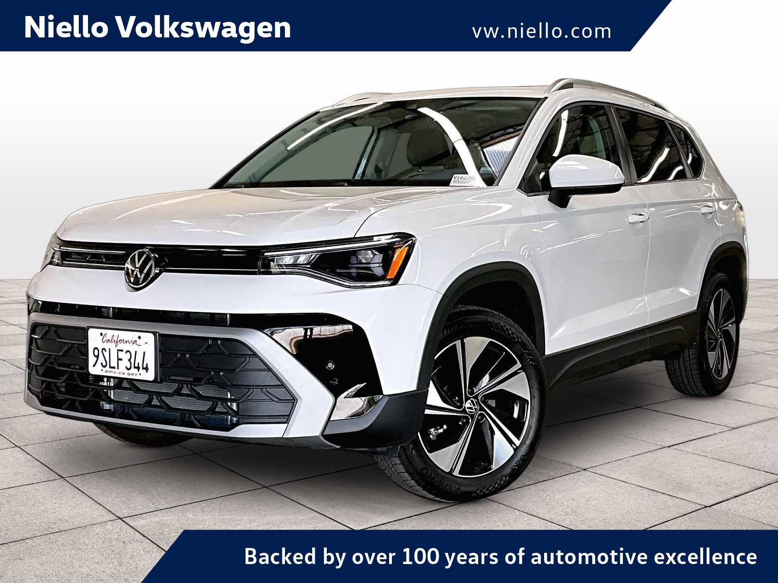 Used 2025 Volkswagen Taos SE w/ Panoramic Sunroof Package