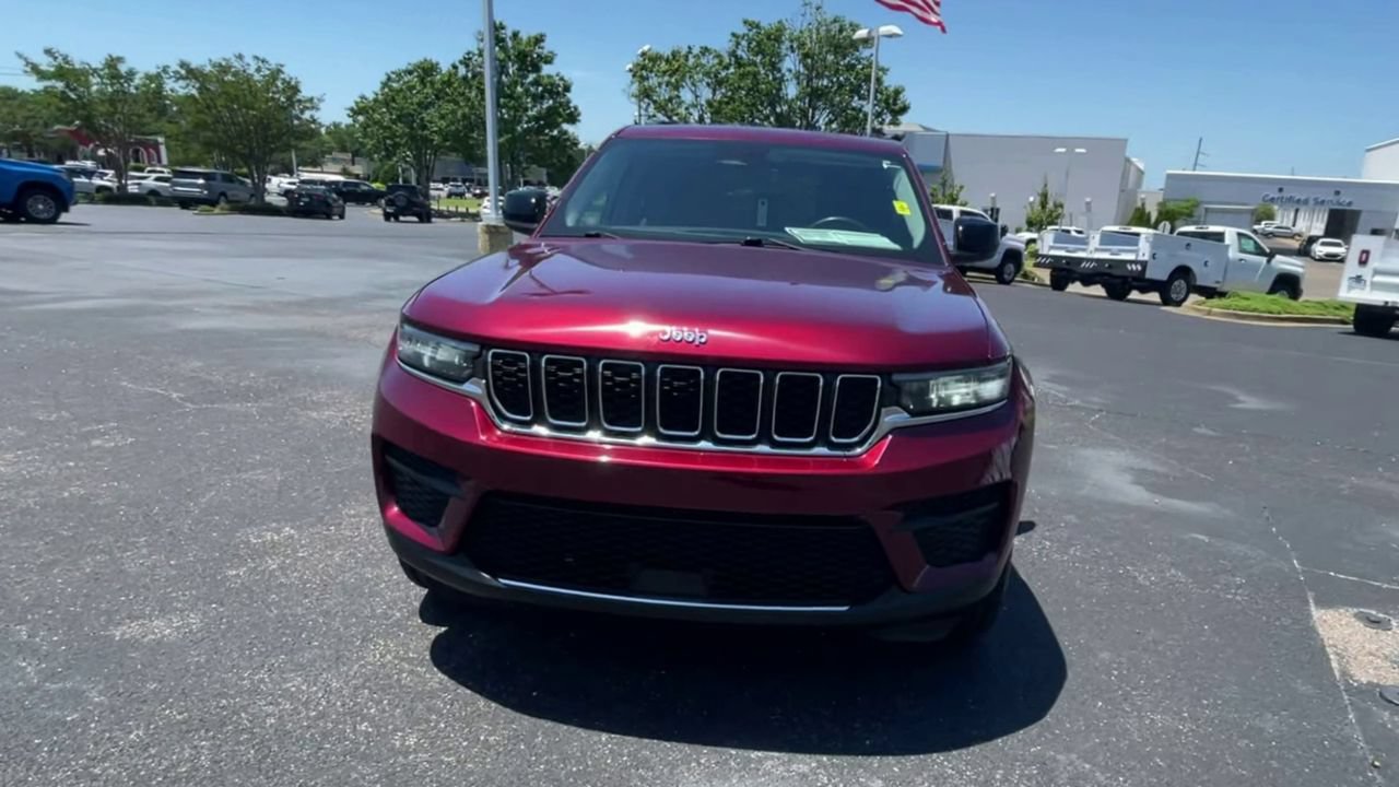 Used 2024 Jeep Grand Cherokee Laredo RWD image 3