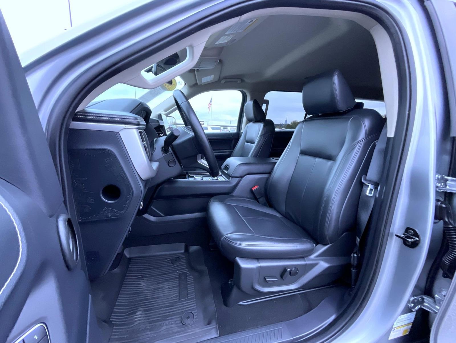 Used 2024 Ford Expedition XLT image 10