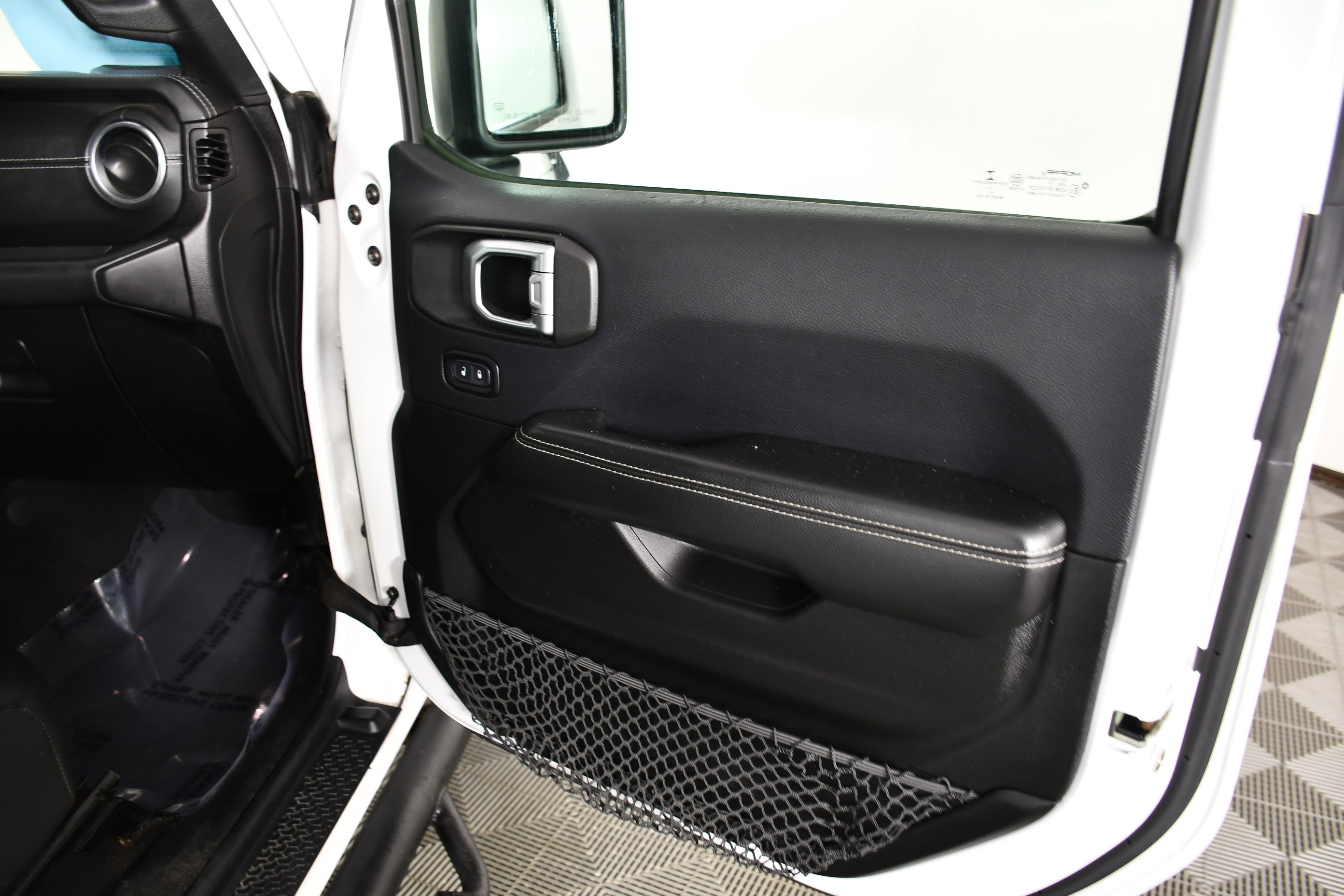 Used 2018 Jeep Wrangler Unlimited Sahara w/ Uconnect 4C Nav & Sound Group image 39