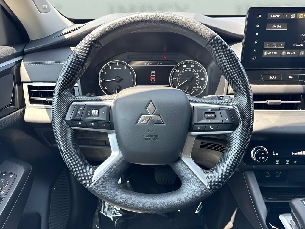 Used 2025 Mitsubishi Outlander ES FWD image 12