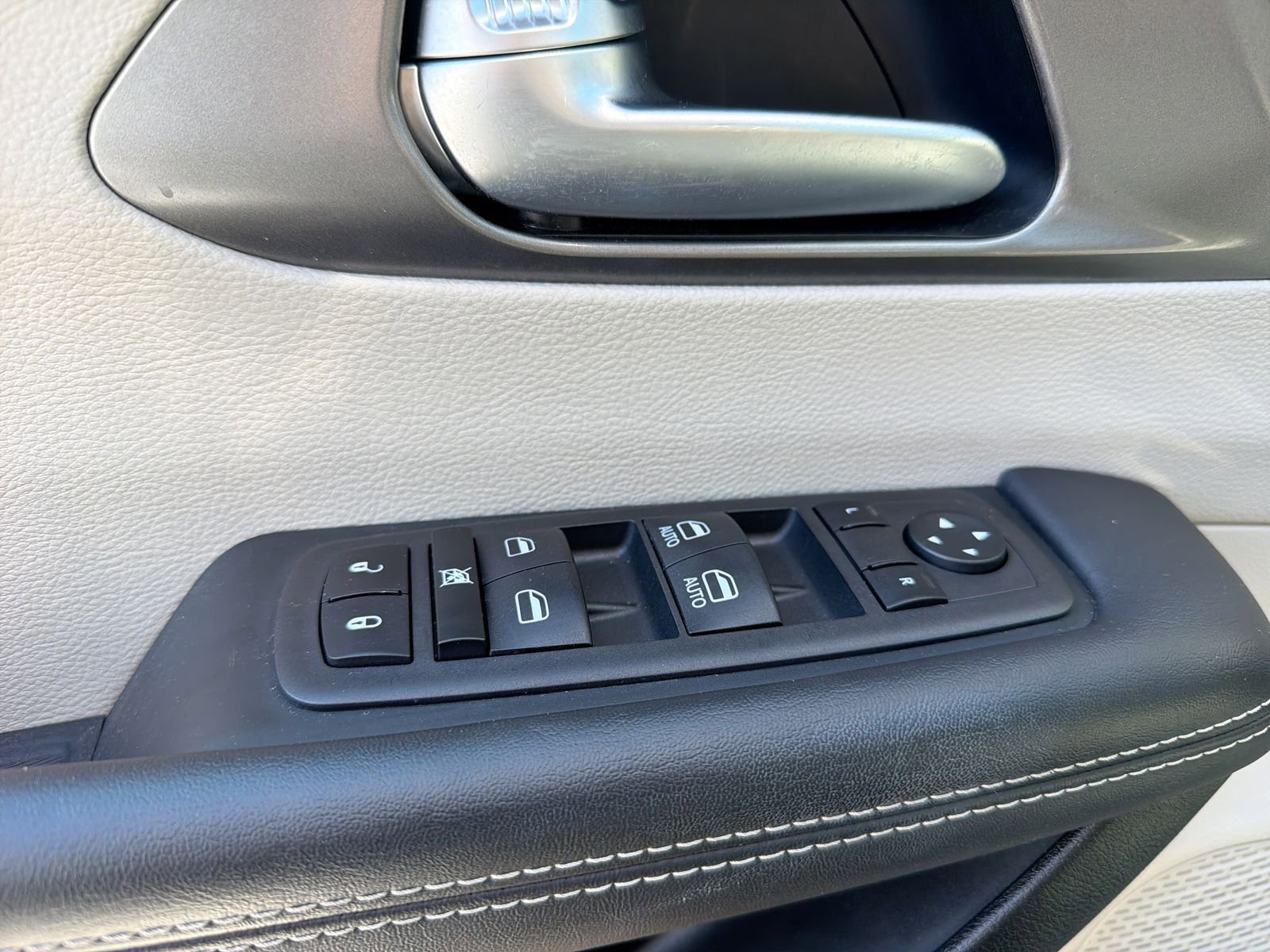 Used 2023 Chrysler Pacifica Touring-L FWD image 21