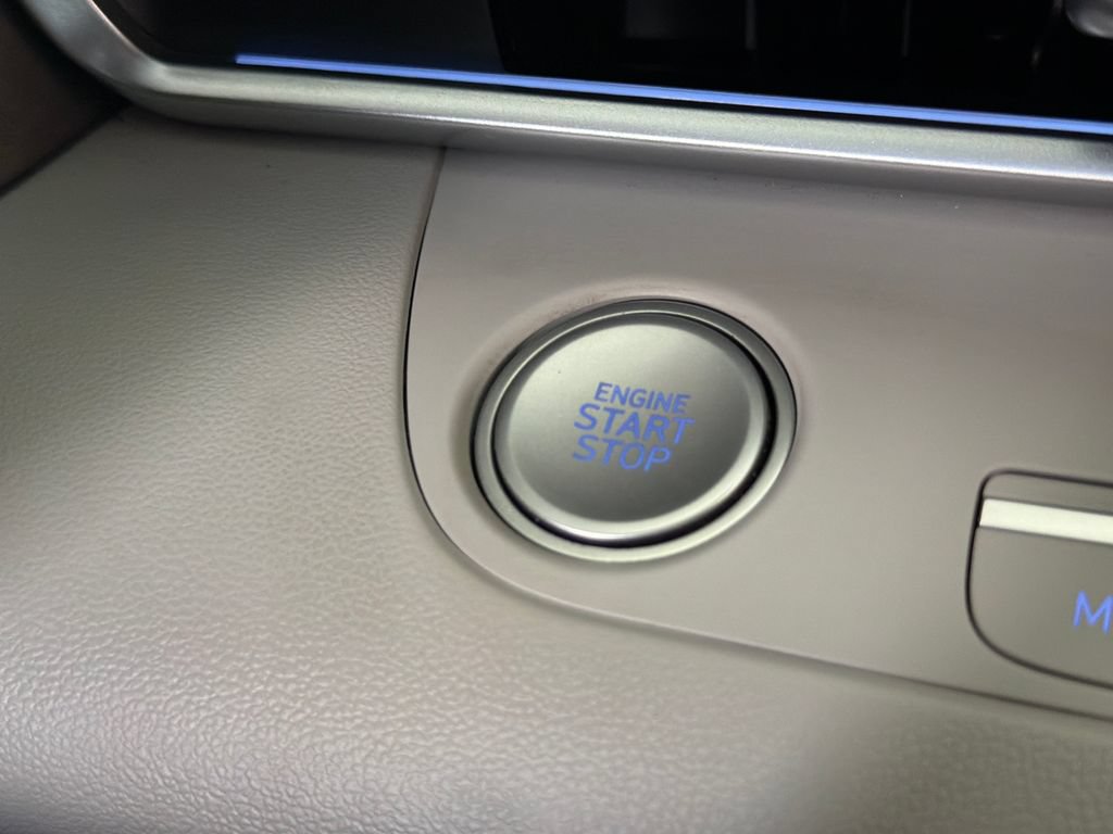 Used 2025 Hyundai Elantra Limited FWD image 6