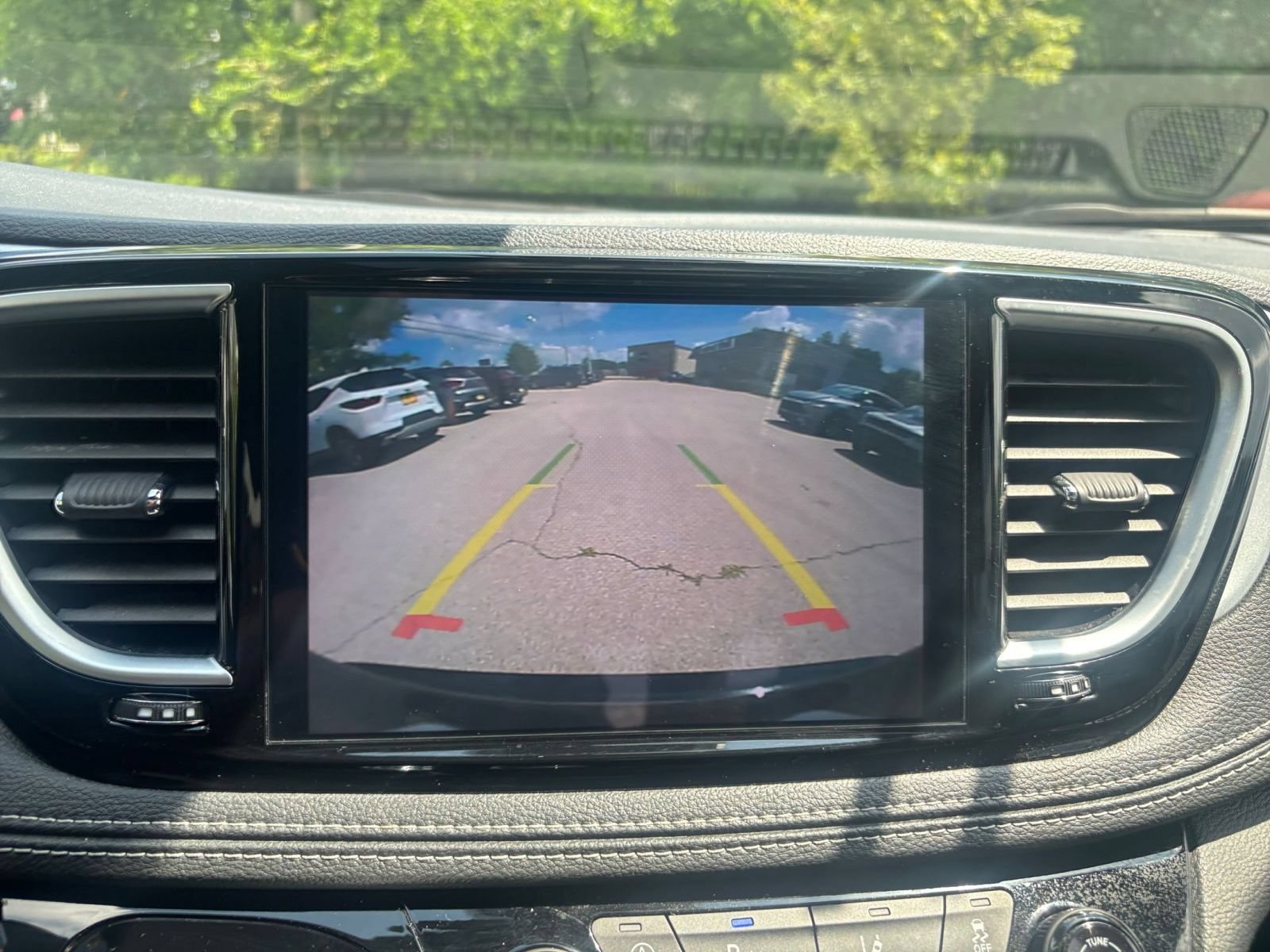 Used 2025 Chrysler Pacifica Limited FWD image 25