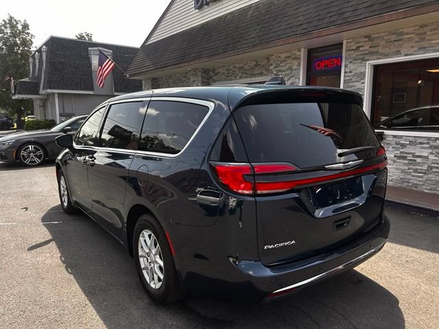 Used 2025 Chrysler Pacifica Select FWD image 4