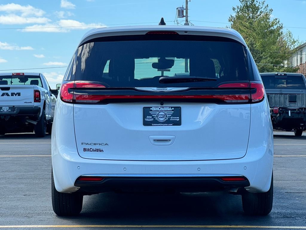New 2026 Chrysler Pacifica Select image 6