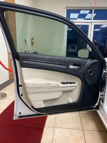 Used 2018 Chrysler 300 Touring L image 13