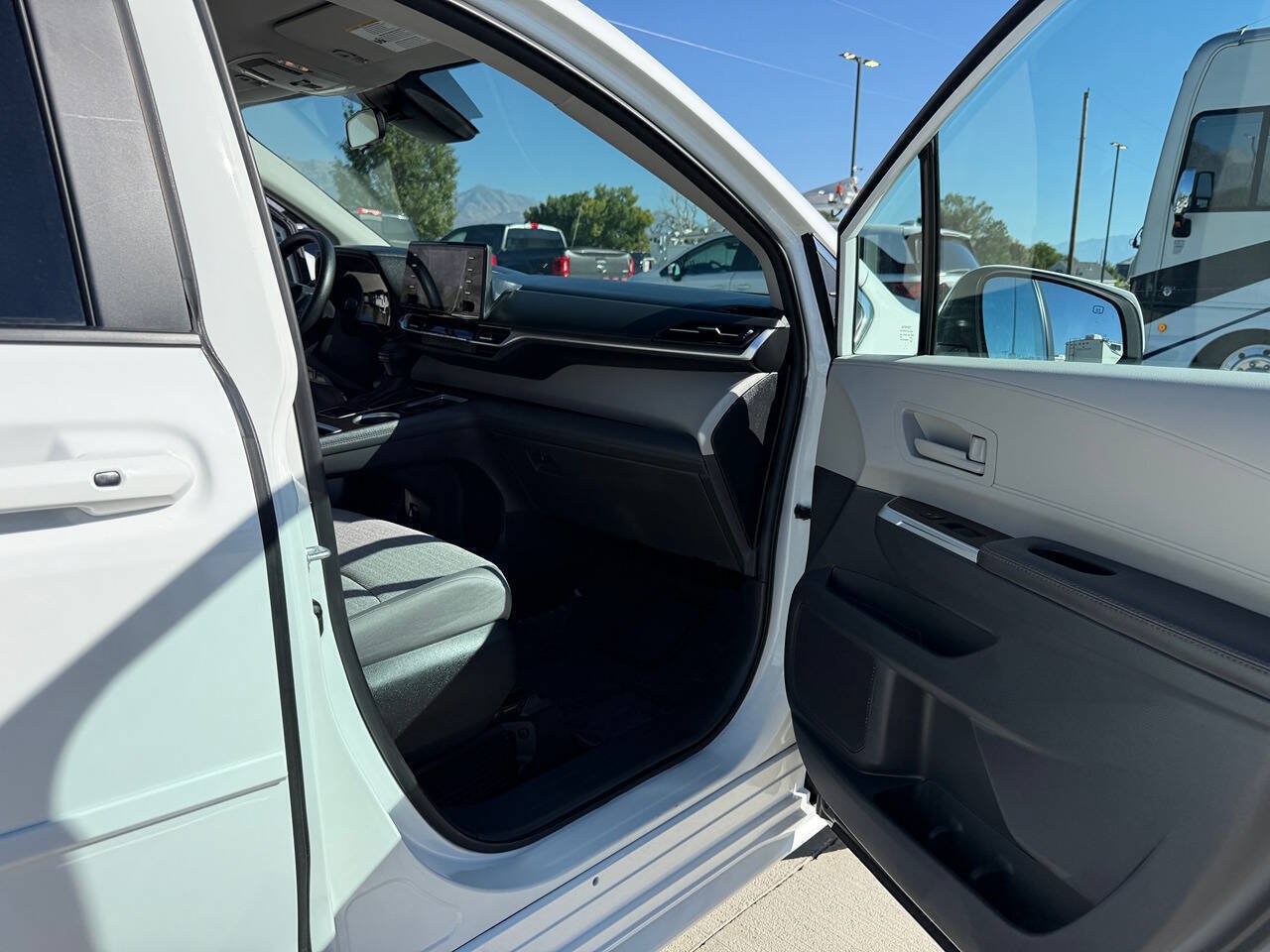 Used 2024 Toyota Sienna LE AWD/4WD image 24