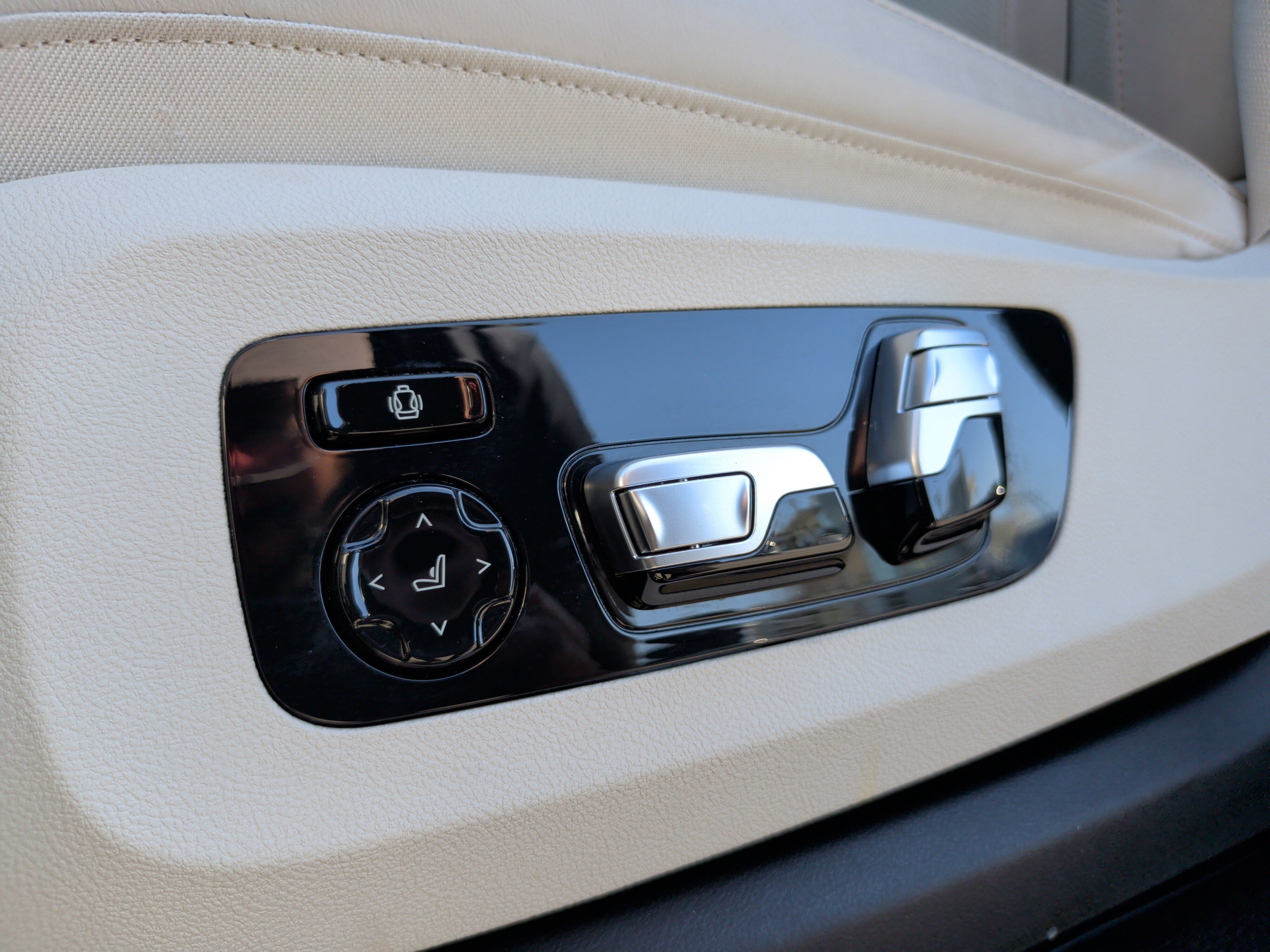 Certified 2024 BMW X7 M60i w/ Executive Package image 28