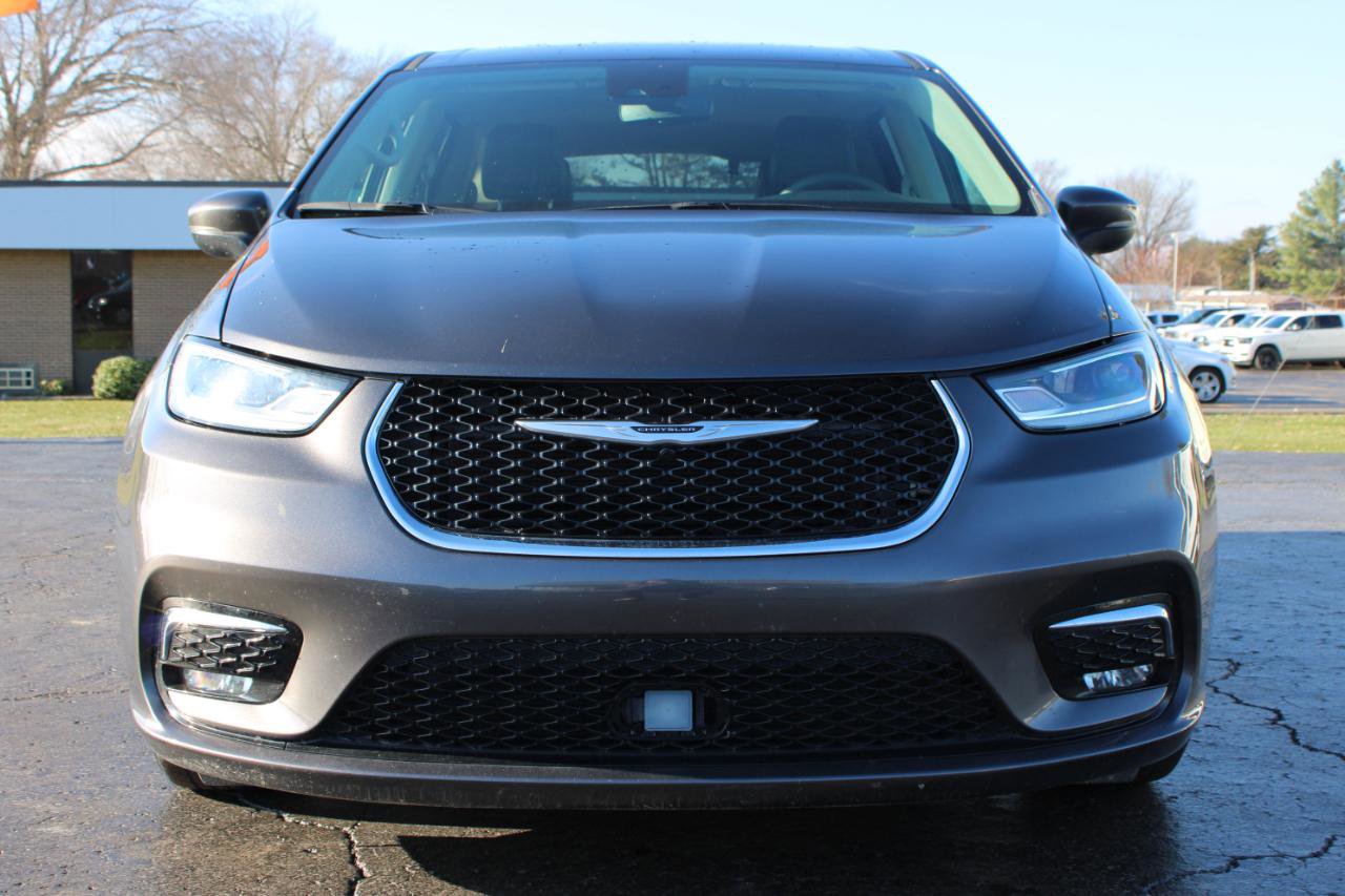 Used 2023 Chrysler Pacifica Touring-L image 2