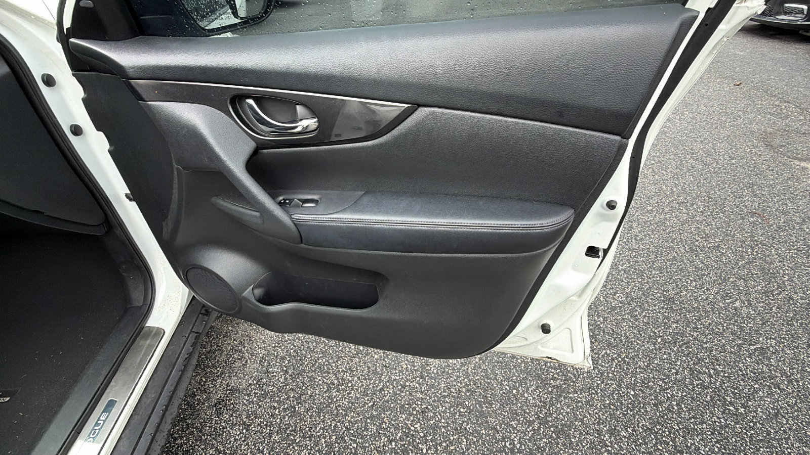 Used 2017 Nissan Rogue SV w/ Midnight Edition FWD image 18
