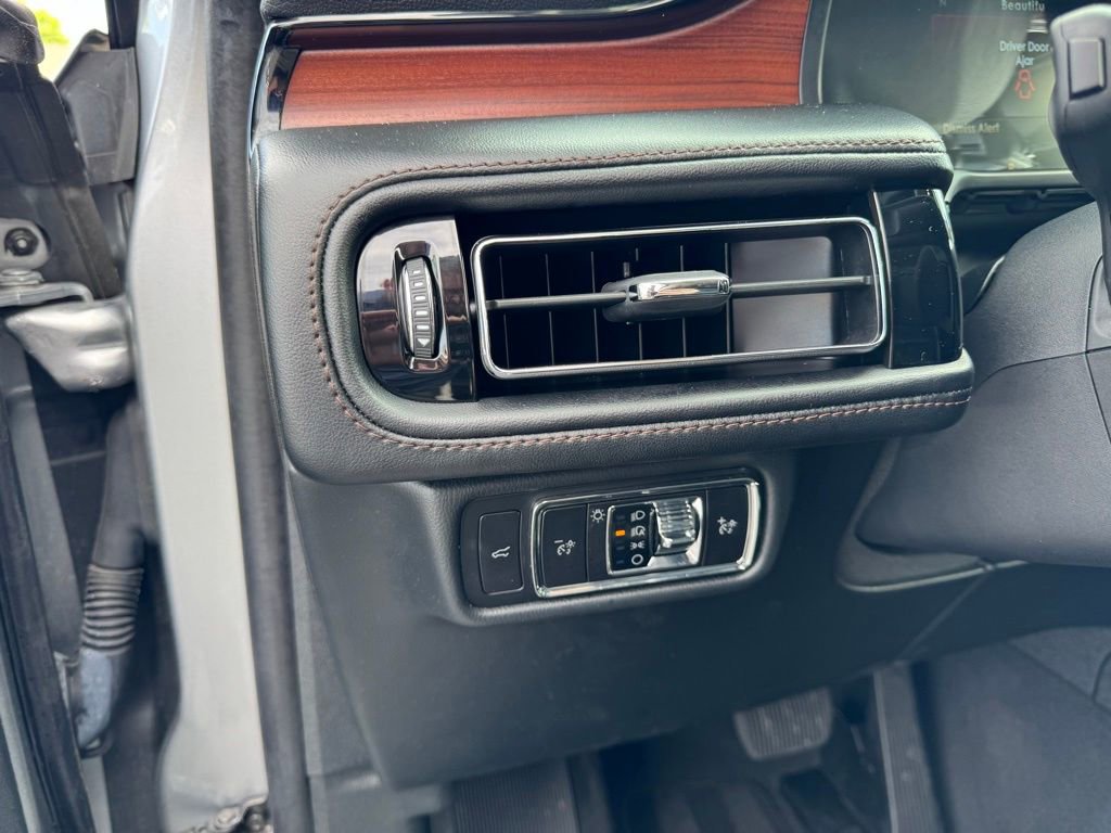 Used 2023 Lincoln Aviator Reserve image 3
