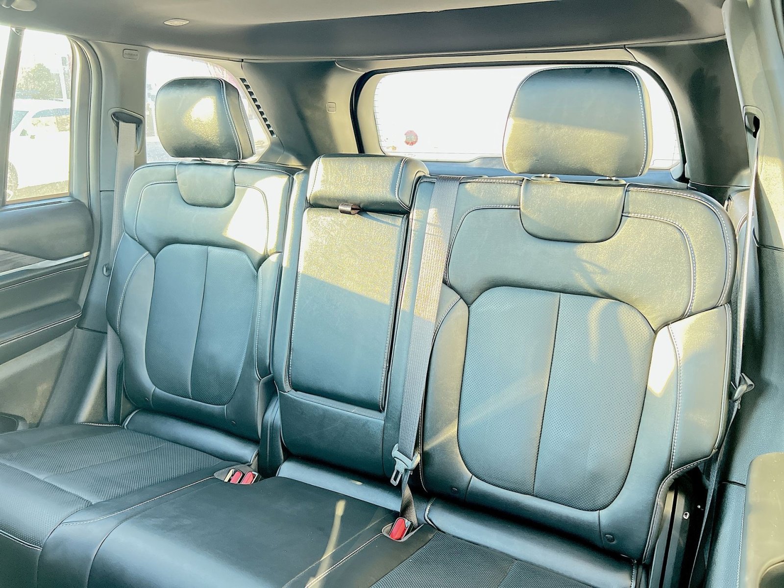 Used 2022 Jeep Grand Cherokee Overland w/ Advanced Protech Group III image 24