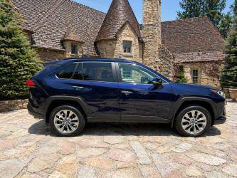 Used 2019 Toyota RAV4 Limited w/ Carpet Mat Package FWD image 3