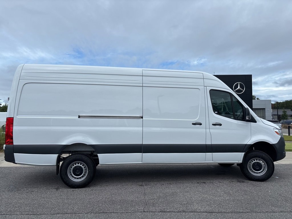 Used 2024 Mercedes-Benz Sprinter 2500 image 2