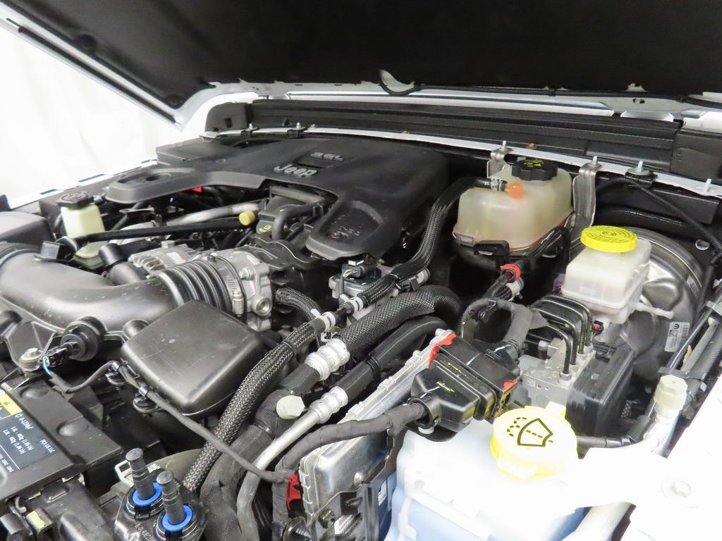 Used 2018 Jeep Wrangler Unlimited Sahara w/ Cold Weather Group image 19