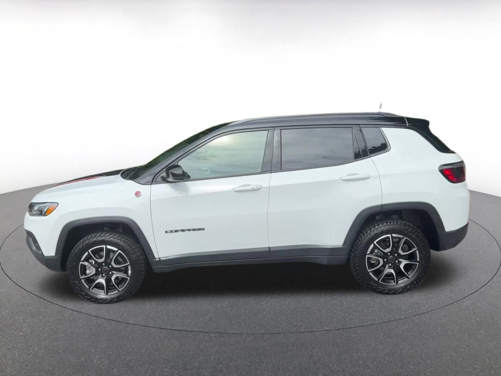 Used 2025 Jeep Compass Trailhawk image 9
