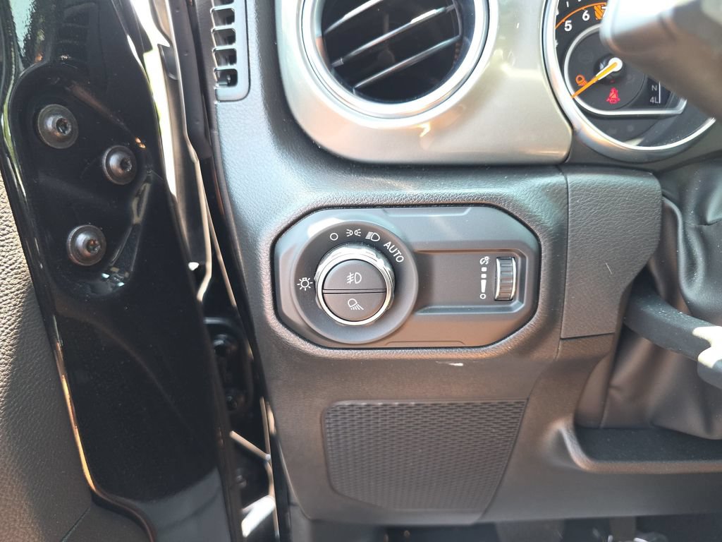 Used 2023 Jeep Gladiator Overland AWD/4WD image 35