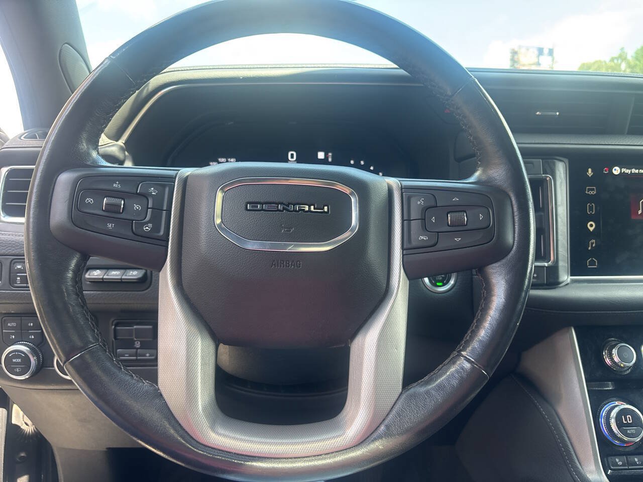 Used 2022 GMC Yukon Denali w/ Denali Ultimate Package AWD/4WD image 11