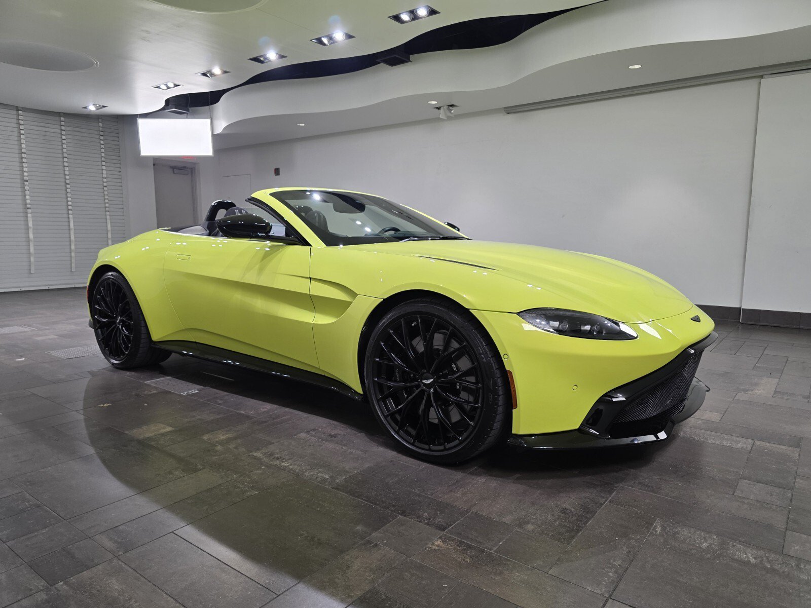 Used 2023 Aston Martin V8 Vantage Roadster RWD image 1