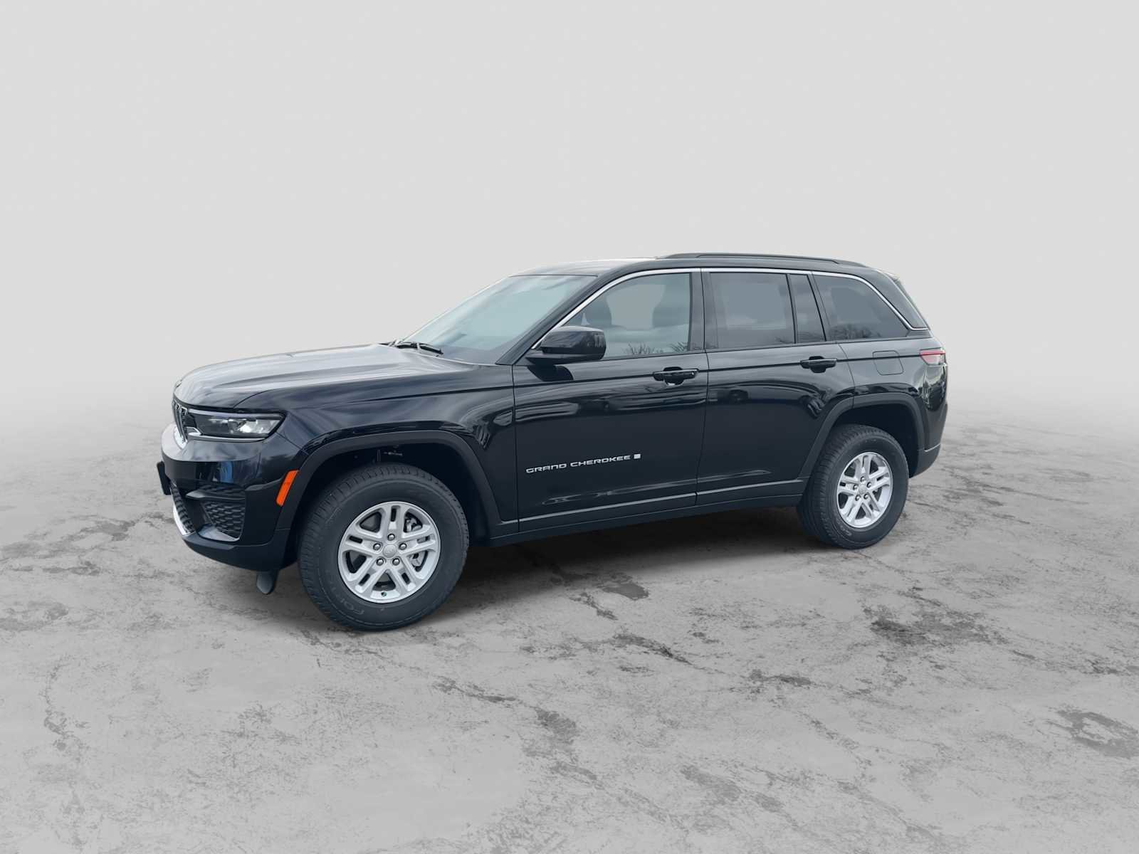 New 2025 Jeep Grand Cherokee Laredo image 4